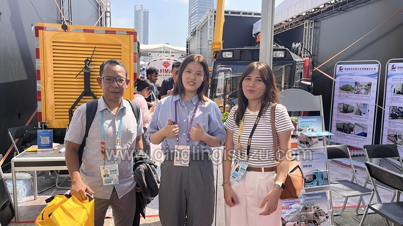 12-meter insulated man-lift truck