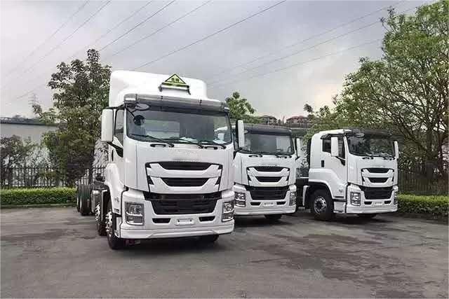  Truck Trailer VC61 6x4 Dangerous Goods Transport Tractor